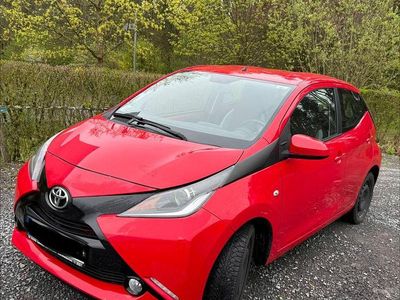 Gebraucht Toyota Aygo X-play 69 PS (50 kW) 2015 Rot Kleinwagen
