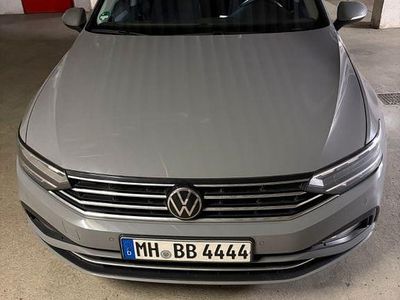 Grau Gebraucht 2023 VW Passat Business Kombi | 31.000 €