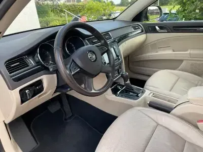 Gebraucht Skoda Superb LAURIN & KLEMENT 200 PS (147 kW) 2013 Braun Kombi