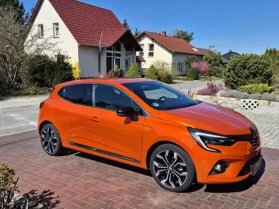 Używany Renault Clio V Intens 91 KM (66 kW) 2022 Pomarańczowy Sedan/Limuzyna