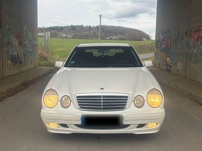 Usata Mercedes E200 Classic 116 CV (85 kW) 2001 Bianco Berlina