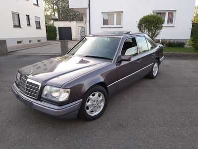 Second-hand Mercedes 220 150 CP (110 kW) 1995 Berlinǎ