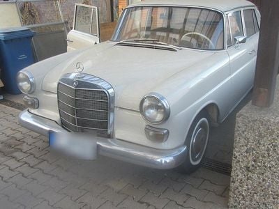 Weiß Gebraucht 1967 Mercedes 200 Limousine | 15.888 €