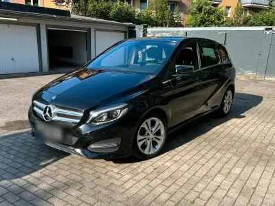 Gebraucht Mercedes B180 136 PS (100 kW) 2015 Schwarz Kleinwagen