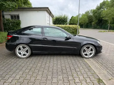 Gebraucht Mercedes C180 Sport 143 PS (105 kW) 2009 Blau Coupé