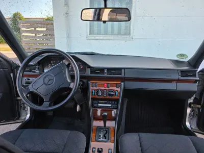 Gebraucht Mercedes 220 193 PS (141 kW) 1993 Silber Limousine