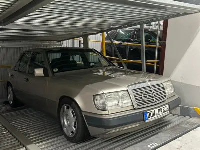Używany Mercedes E300 113 KM (83 kW) 1990 Złoty Sedan/Limuzyna