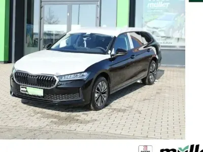 Neu Skoda Superb Essence 150 PS (110 kW) 2025 Schwarz (onyx schwarz metallic) Kombi