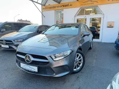 Używany Mercedes A180 136 KM (100 kW) 2020 Szary Sedan/Limuzyna