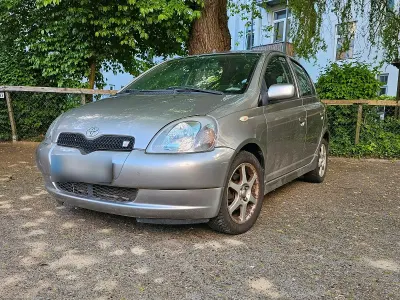 Używany Toyota Yaris 106 KM (77 kW) 2001 Srebrny Hatchback