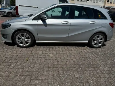 Gebraucht Mercedes B200 Urban 136 PS (100 kW) 2015 Silber Kleinwagen