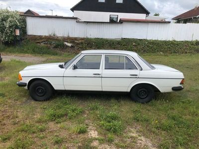 Gebraucht Mercedes 200 82 PS (60 kW) 1984 Weiß Limousine