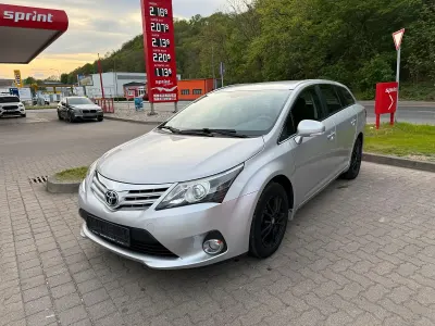 Gebraucht Toyota Avensis 123 PS (90 kW) 2012 Silber Kombi