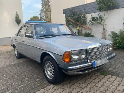 Second-hand Mercedes E230 136 CP (100 kW) 1983 Gri Berlinǎ