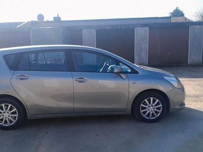 Gebraucht Toyota Verso 147 PS (108 kW) 2011 Silber Van / Kleinbus