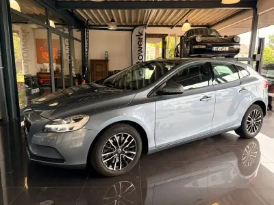 Gebraucht Volvo V40 Momentum 122 PS (89 kW) 2017 Blau Limousine