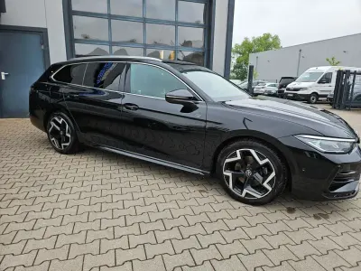 Gebraucht VW Passat R-line 150 PS (110 kW) 2025 Schwarz Kombi