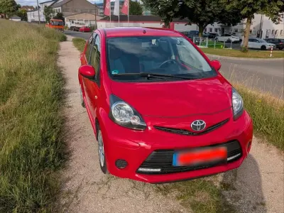 Gebraucht Toyota Aygo 68 PS (50 kW) 2012 Rot Kleinwagen