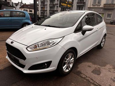 Gebraucht Ford Fiesta Celebration 101 PS (74 kW) 2017 Frozen white Kleinwagen