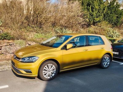 Gebraucht VW Golf VII Highline 150 PS (110 kW) 2018 Gold Limousine