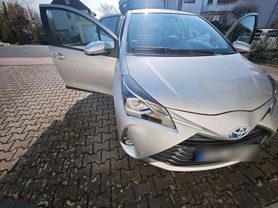 Gebraucht Toyota Yaris Hybrid Club 101 PS (74 kW) 2020 Silber Kleinwagen