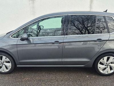 Grau Gebraucht 2019 VW Golf Sportsvan Highline Van / Kleinbus | 18.299 € (Etwas zu teuer)