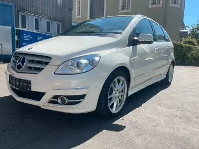 Gebraucht Mercedes B180 116 PS (85 kW) 2011 Weiß Van / Kleinbus