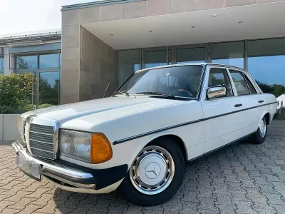 Brugt Mercedes 240 72 HK (52 kW) 1983 Hvid Sedan
