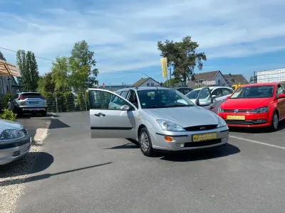 Usado Ford Focus 101 CV (74 kW) 2000 Gris Berlina