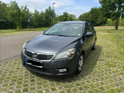Używany Kia Ceed Vision 90 KM (66 kW) 2011 Szary Hatchback
