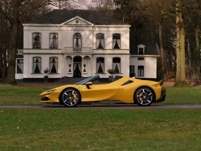 Usata Ferrari SF90 999 CV (734 kW) 2023 Giallo Cabrio