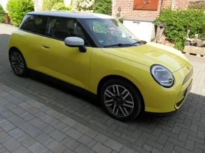 Usata Mini Cooper SE Classic 160 kW (218 CV) 2024 Giallo Utilitaria