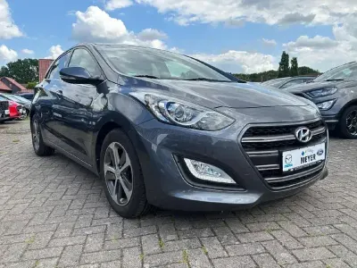 Gebraucht Hyundai i30 Passion 101 PS (74 kW) 2016 Micron grey / met Limousine