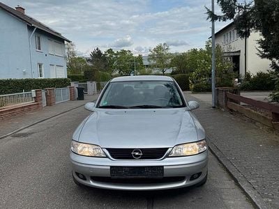 Begagnad Opel Vectra 101 HK (74 kW) 2001 Silver Sedan