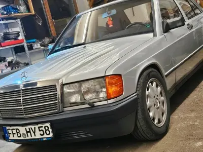 Gebraucht Mercedes 190 122 PS (89 kW) 1984 Silber Limousine