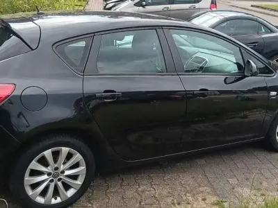 Gebraucht Opel Astra Active 140 PS (102 kW) 2013 Schwarz Limousine