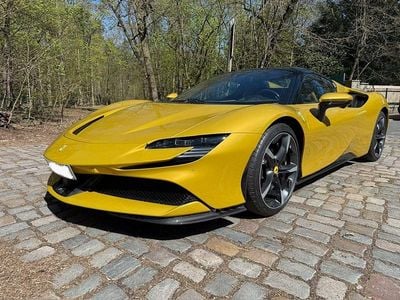 Usata Ferrari SF90 1001 CV (736 kW) 2023 Oro Cabrio
