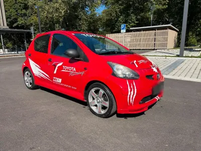 Gebraucht Toyota Aygo 68 PS (50 kW) 2007 Rot Kleinwagen