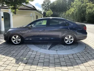 Gebraucht VW Jetta 105 PS (77 kW) 2011 Blau Limousine
