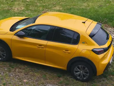 Gebraucht Peugeot e-208 Allure 100 kW (136 PS) 2023 Lack gelb faro metallic Kleinwagen