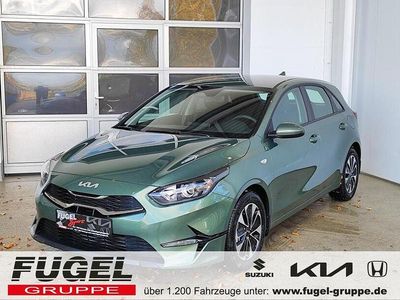 Neu Kia Ceed Play 101 PS (74 kW) 2025 Experience green Kleinwagen