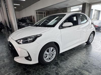 Neu Toyota Yaris Hybrid Active 116 PS (85 kW) 2025 Weiß Limousine