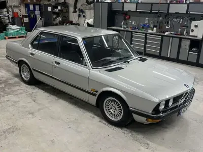 Gebraucht BMW 520 129 PS (94 kW) 1982 Silber Limousine