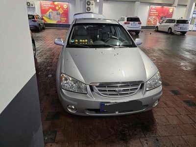 Grau Gebraucht 2005 Kia Cerato Kombi | 1.600 €