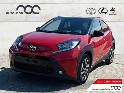 Neu Toyota Aygo X 72 PS (52 kW) 2025 Chili red (3u4)/ black mica (2 SUV