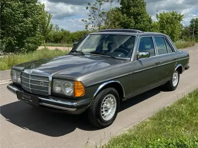 Używany Mercedes E230 136 KM (100 kW) 1983 Szary Sedan/Limuzyna