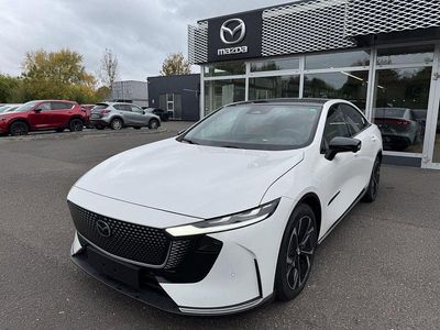 Crystal white pearl Neu 2025 Mazda 6e Takumi-Line Limousine | 38.990 € (Fairer Preis)