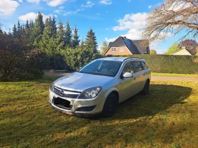 Usata Opel Astra Edition 110 CV (80 kW) 2010 Argento Berlina