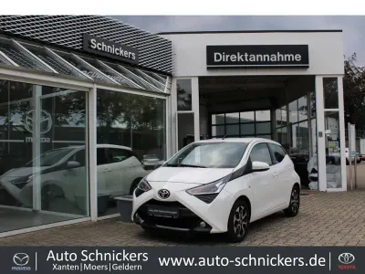 Używany Toyota Aygo Connect Style 72 KM (52 kW) 2018 Biały Hatchback