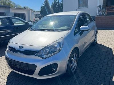 Second-hand Kia Rio Spirit 90 CP (66 kW) 2012 Argintiu Berlinǎ